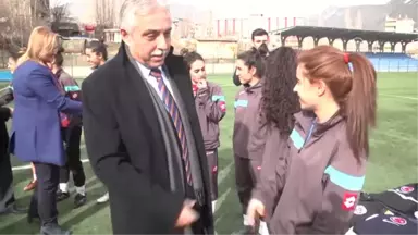 Hakkari'de Kadın Futbol Takımına Malzeme Desteği