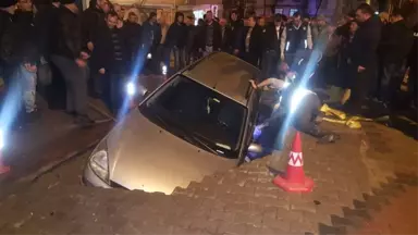 Kütahya'da Park Halindeki Otomobil, Çöken Yolun İçine Düştü