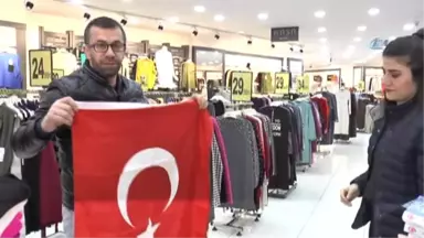 Üniversite Öğrencileri Sevgililer Gününde Türk Bayrağı Dağıttı