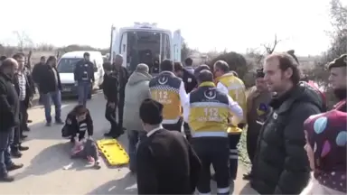 Otomobil Yol Kenarındaki Çocuklara Çarptı: 2 Yaralı