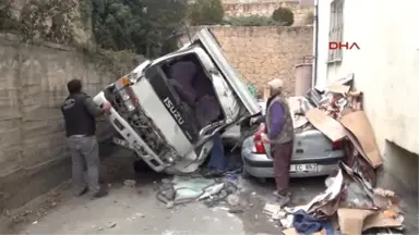 Niğde Freni Boşalan Kamyon İstinat Duvarından Aşağıya Düştü