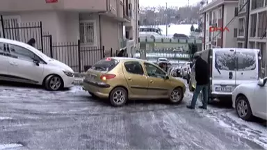 Kaza Anı Kamerada... Ara Sokaklardaki Buzlanma Sürücü ve Yayalara Zor Anlar Yaşattı