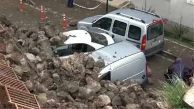 Trabzon'da İstinat Duvarı Park Halindeki Otomobillerin Üzerine Çöktü