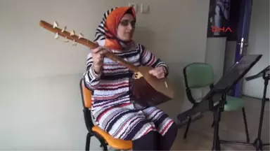 Bingöl'de Görme Engelli Kadın, 2 Ayda Öğrendiği Bağlama ile Yaşama Tutundu