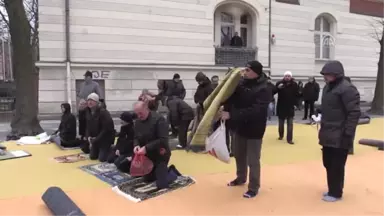 Almanya'da Kundaklanan Caminin Yanındaki Meydanda Cuma Namazı (2)