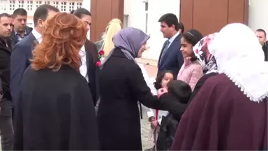 Sare Davutoğlu, Erciş'teki Kız Öğrenci Yurdunu Ziyaret Etti