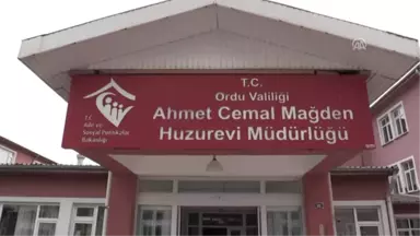 Yaşlılar Sahneye Çıkmaya Hazırlanıyor