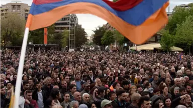 Ermenistan'da 'Sarkisyan Başbakan Olmasın' Diyen Binlerce Kişi Sokaklara Döküldü