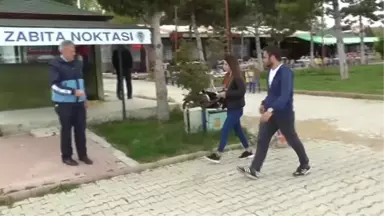 Üniversite Öğrencileri Yolda Buldukları Parayı Zabıtaya Teslim Etti