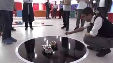 Genç Mucitlerin Robotları Yarıştırıldı