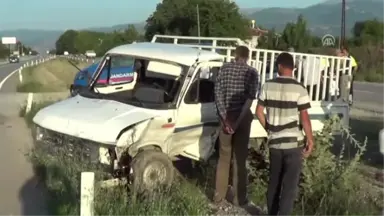 Otomobille Kamyonet Çarpıştı: 5 Yaralı