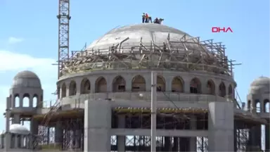 İstanbul Taksim Camii'ne Türk Bayrağı Dikildi