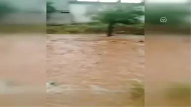 Gaziantep'te Sağanak Sele Dönüştü Ev ve Ahırları Su Bastı