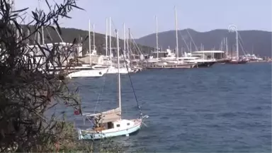 Mavi Lacivert Sularda Bodrum Guleti