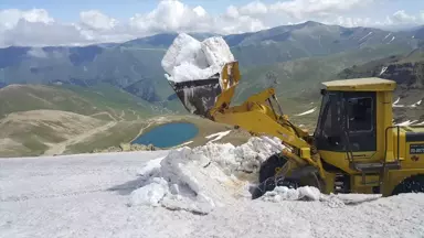 Bayburt'ta Yayla Yolunda Ekipler Karla Mücadele Ediyor