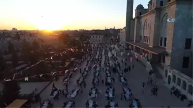 Fatih Camii Avlusundaki İftar Havadan Görüntülendi