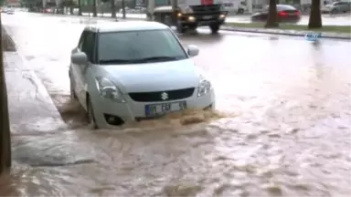 Adana'da Şiddetli Yağışlar Nedeniyle Yollar Nehre Döndü