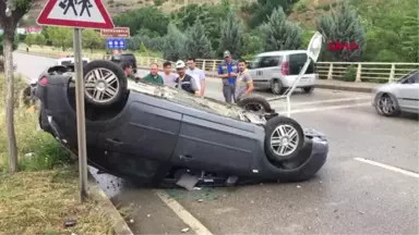 Aydınlatma Direğine Çarpan Otomobilin Sürücüsü Yaralandı Hd