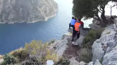 Fotoğraf Çektirirken Uçuruma Düştü Karnındaki Bebeğiyle Öldü