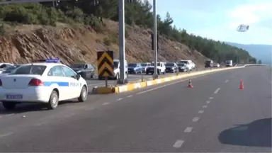 Kamyon Devrildi, Karayolu Trafiğe Üç Saat Kapandı