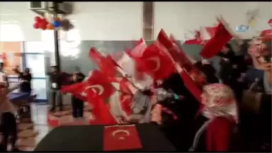 Fransa'daki Türklerden Bayram Havasında Seçim Kutlaması