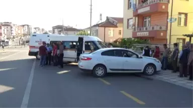 Otomobil ile Çarpışan Minibüs Yolun Karşı Şeridinde Başka Bir Otomobile Çarptı: 2 Yaralı