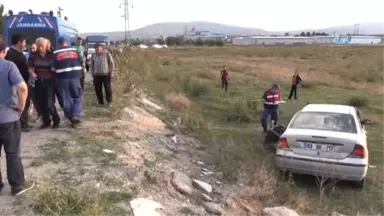 Kütahya'da Midibüs ile Otomobil Çarpıştı: 1 Ölü, 1 Yaralı