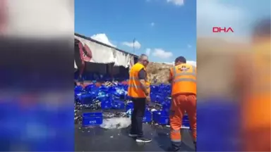 İzmir Kaza Yapan Tır'da Yüklü Bira Şişeleri Yola Savruldu