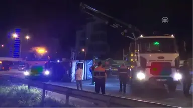 Kartal'da Otomobilin Çarptığı Kamyonet Devrildi: 2 Yaralı