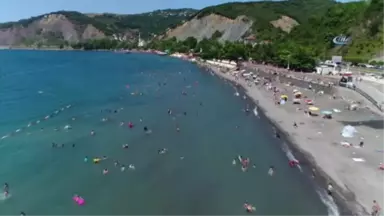 Ücretsiz Plaja Binlerce Kişi Akın Ediyor