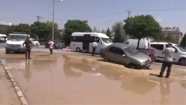 Afyonkarahisar'da Çöken Yola Otomobil Saplandı