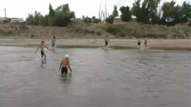 Sıcak Havalardan Bunalan Çocuklar Murat Nehri'nden Çıkmıyor