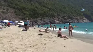 Alanya'da Plajlar Tıklım Tıklım