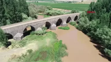 Diyarbakır Diyarbakır'da Unutulan Tarihi Eser 800 Yıllık Köprü Tarihe Meydan Okuyor Hd