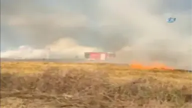 Silivri'de Kontrollü Anız Yakımı Sırasında Alevler Rüzgarın Etkisiyle Yerleşim Yerlerine Doğru...