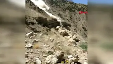 Hakkari'deki Toprak Kayması Saniye Saniye Görüntülendi