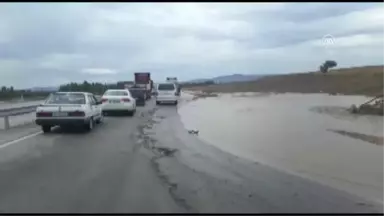 Afyonkarahisar'da Sağanak Hayatı Olumsuz Etkiledi (3)