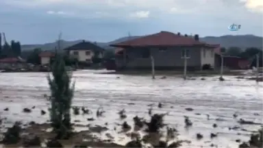 Şiddetli Yağış Nedeniyle Araçlar Yolda Mahsur Kaldı, Yollar Göle Döndü