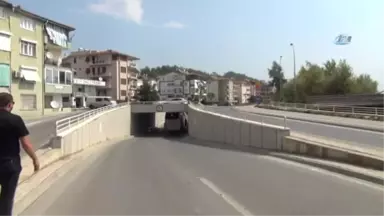 Antalya'da Turistleri Taşıyan Tur Midibüsü Alt Geçitte Sıkıştı