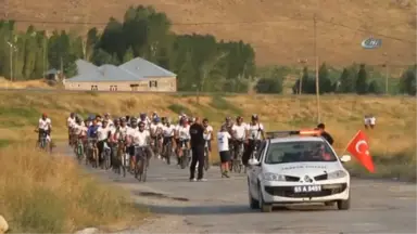 1. Ulusal Van Denizi'ni Pedallıyoruz, Etkinliğine Katılan Sporcular Muradiye Şelalesi'nde Kamp Kurdu