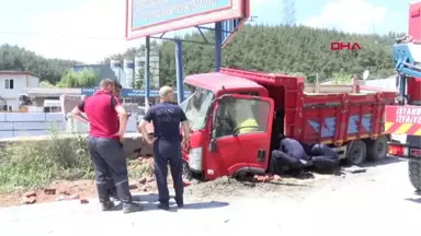 İstanbul Kağıthane'de Kum Yüklü Kamyonet Duvara Çarptı 1 Yaralı