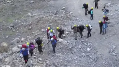 Hakkarili Dağcılardan Sümbül'ün Zirvesinde Görsel Şov