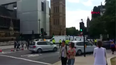 Londra'da Bir Araç Parlamento Binasının Bariyerlerine Çarptı