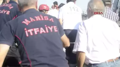 Manisa Otomobil Çarpan Motosikletli Anne-oğul Yaralandı