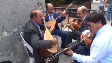 Beyoğlu'nda Halk Ozanları ABD'yi ve Doları Protesto Etti