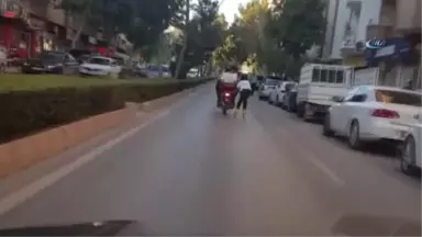 Patenle Motosiklete Tutundu, Hem Kendi Canını Tehlikeye Attı, Hem de Başka Sürücüleri