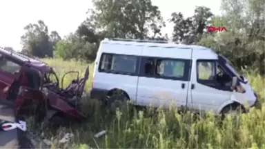 Samsun'da Minibüs ile Otomobil Çarpıştı 2 Ölü, 1 Yaralı