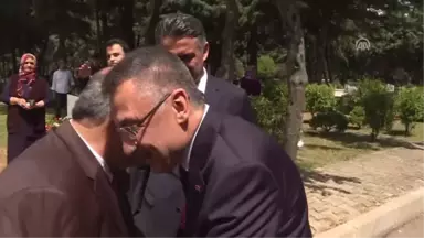 Cumhurbaşkanı Yardımcısı Oktay'dan Şehitlik Ziyareti