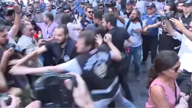 Taksim'de İzinsiz Gösteriye Polis Müdahalesi