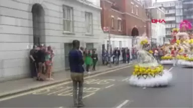 Avrupa'nın En Büyük Sokak Festivali Notting Hill Karnavalı Sürüyor